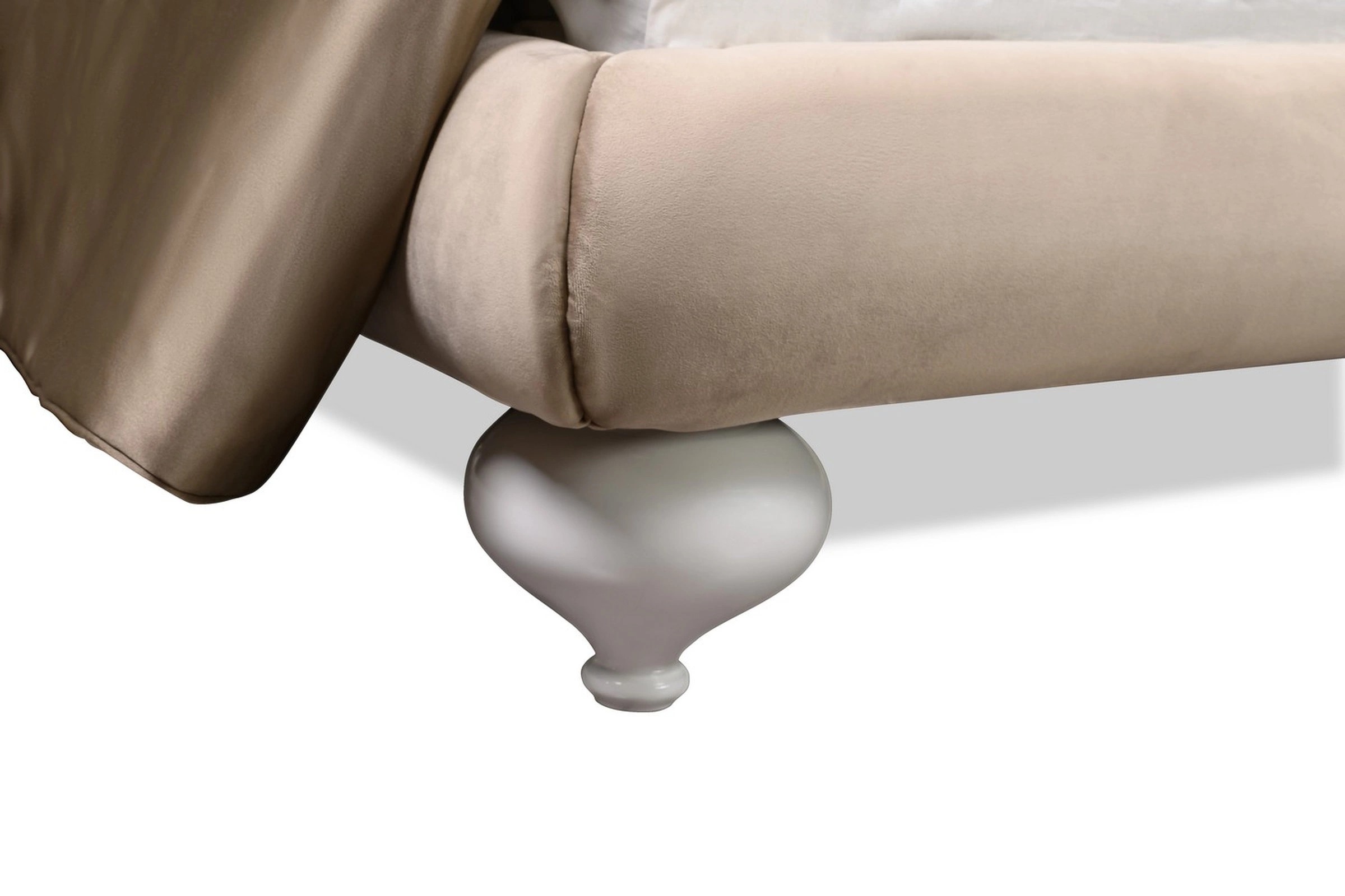 Кровать с решеткой отделка белый блестящий лак, ткань Velour 220-03 FB.BD.SLN.704