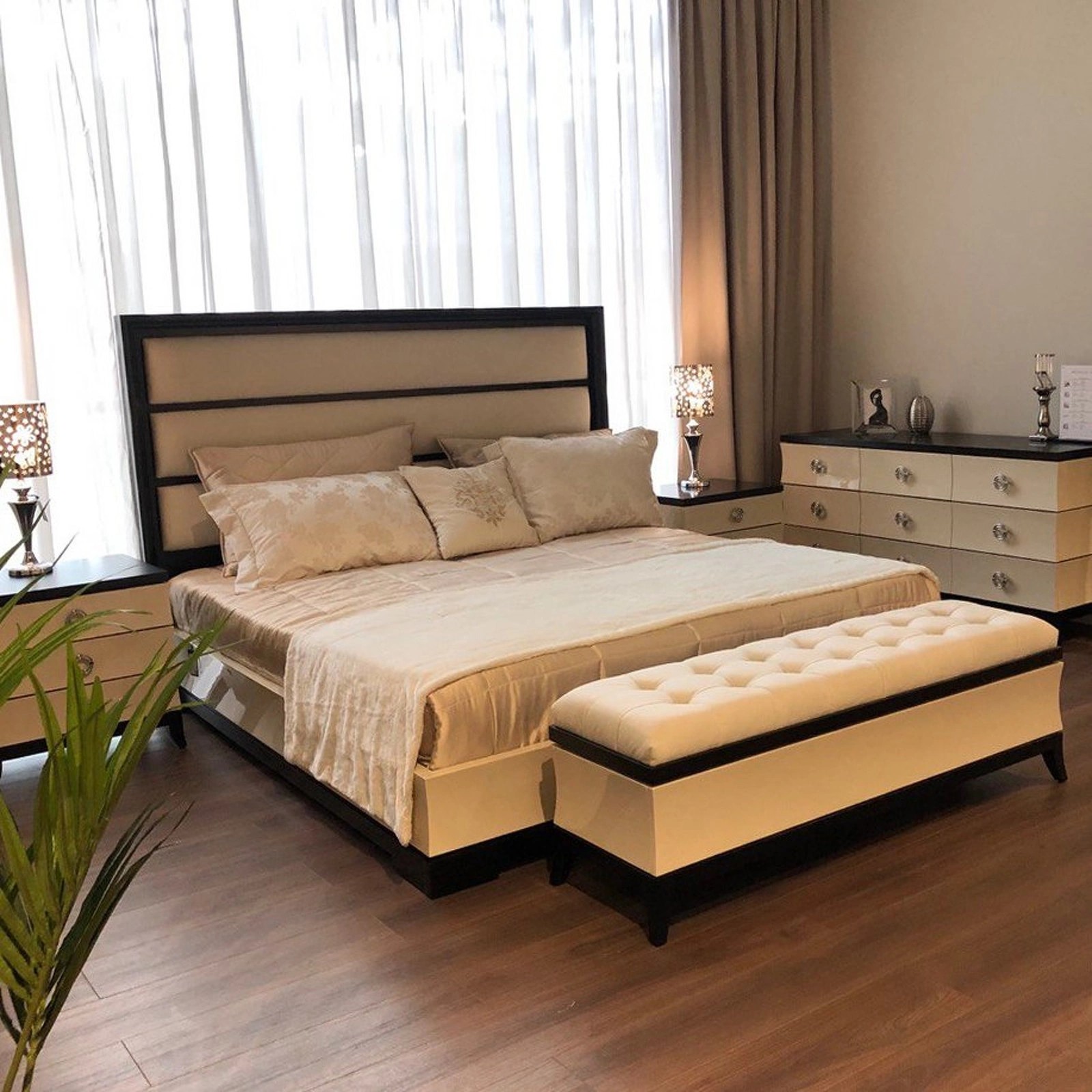 Кровать с решеткой отделка бежевый блестящий лак beige B gloss, шпон вишни H, ткань Anizo-01 FB.BD.PT.610